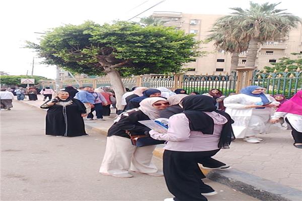   طلاب وطالبات الثانوية بالمنوفية  