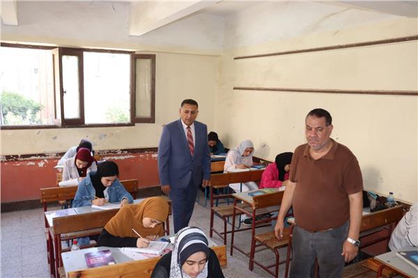 محافظ القليوبية خلال الجولة
