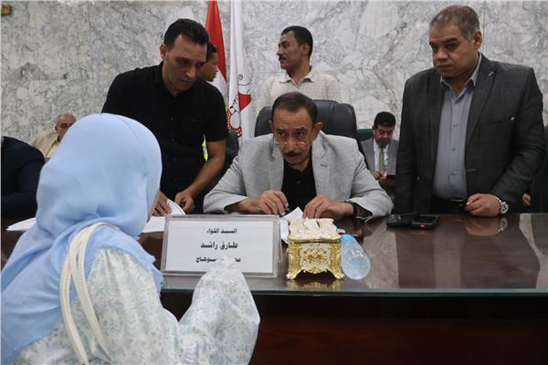 محافظ سوهاج يعقد اللقاء الجماهيري