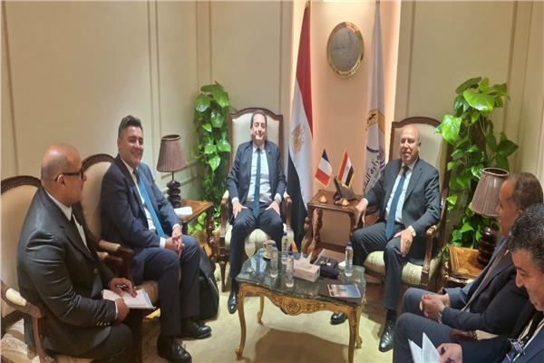 وزير النقل الفريق كامل الوزير والسفير الفرنسي إيريك شوفاليه ونائب مدير الخزانة بول تيبول 