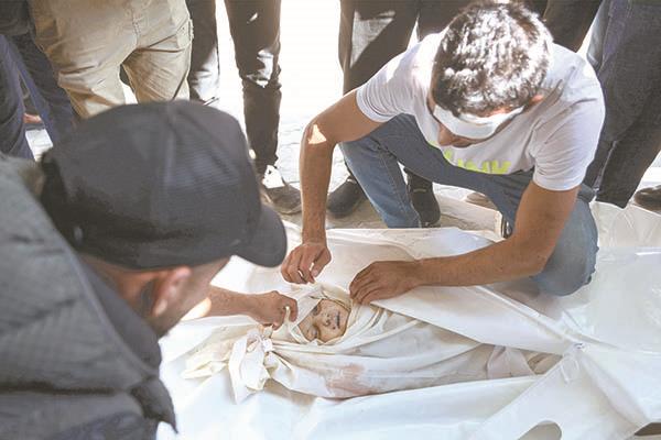 أسرة الطفل الشهيد زين تلقى نظرة الوداع عليه  