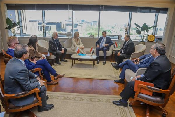 صورة خلال لقاء وزير الزراعة بوفد بولندي