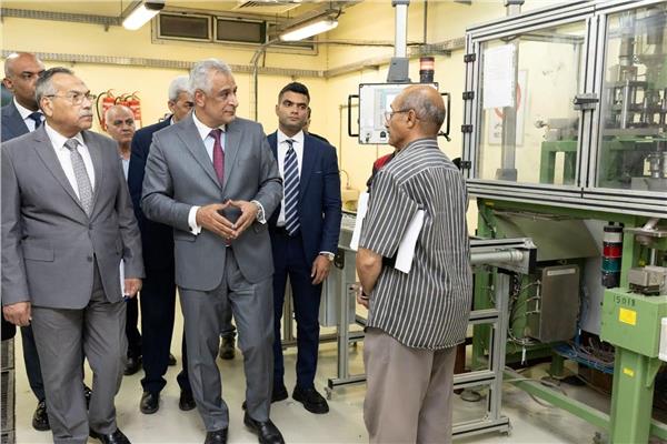 وزير الإنتاج الحربي يتابع سير العمل بأحد خطوط الإنتاج 