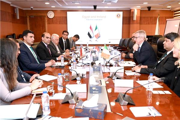  وزير الصناعة خلال لقائه مع سفير أيرلندا
