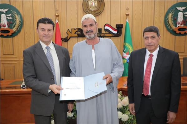   تسليم 21 عقد تقنين جديد لأراضي 