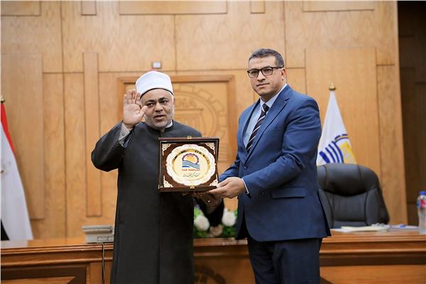 اللواء دكتور مصطفى الببلاوي، محافظ قنا يكرم رئيس الإدارة المركزية لمنطقة قنا الأزهرية