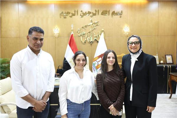 حنان مجدي محافظ الوادي الجديد على تستقبل الطالبة جونير أنسي رضاني