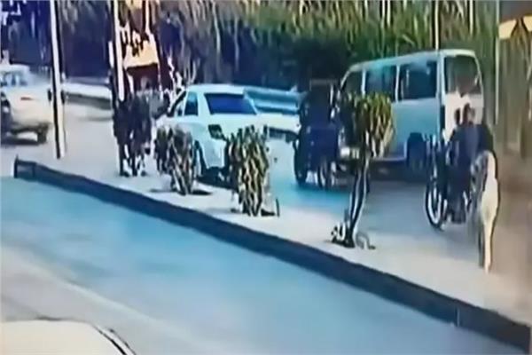 ميكروباص يدهس أسرة على كورنيش النيل