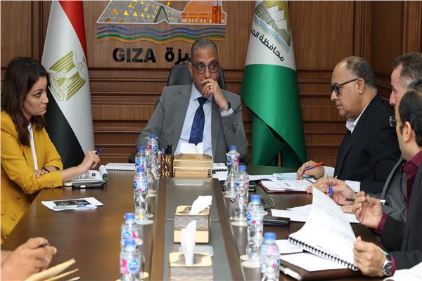محافظ الجيزة خلال الاجتماع