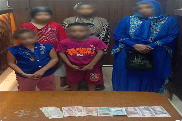 ضبط المتهمة باستغلال أطفالها في التسول 