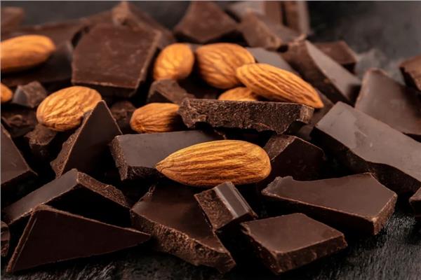 الشوكولاتة الداكنة مع اللوز
