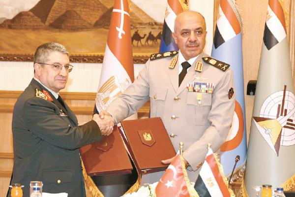 الفريق أحمد خليفة خلال لقائه الفريق أول سلجوق بيرقدار أوغلو