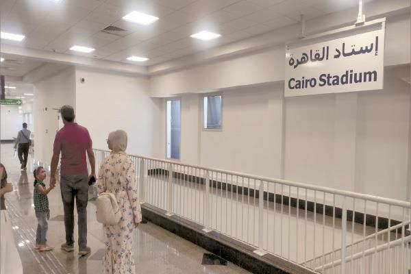 توافد المواطنين على محطة استاد القاهرة بالمونوريل شرق النيل