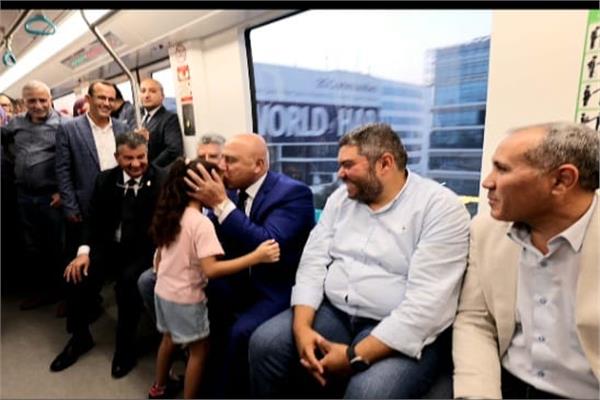 وزير النقل يجري جولة تفقدية بمحطات مونوريل شرق النيل
