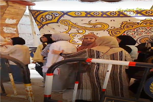 انتظام الطلبة امام لجان امتحانات الثنوية العامة 