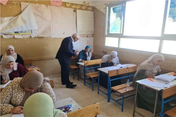 محافظ شمال سيناء خلال تفقده سير امتحانات الثانوية