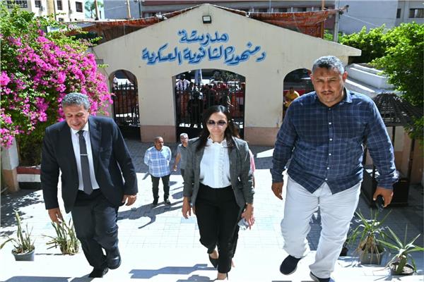الدكتورة جاكلين عازر محافظ البحيرة خلال الجولة 