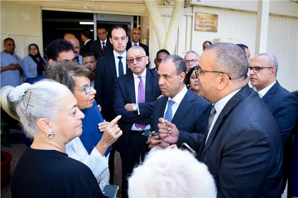 وزير الخارجية يتفقد سير العمل بمكتب تصديقات المريلاند
