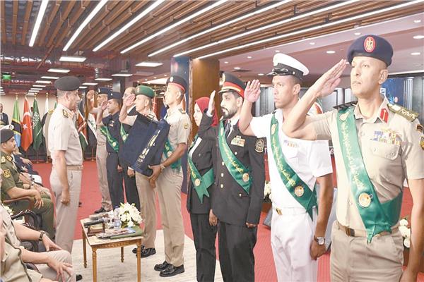 وزير الدفاع خلال تخريج الدارسين بالأكاديمية العسكرية للدراسات العليا والإستراتيجية