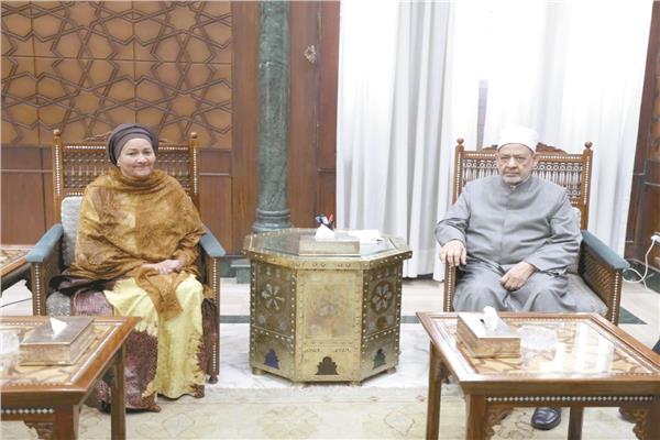 د.أحمد الطيب خلال استقباله أمينة محمد نائب الأمين العام للأمم المتحدة