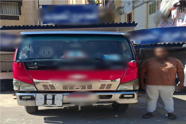  قائد سيارة نقل قام بتثبيت كشاف عالي الإضاءة 