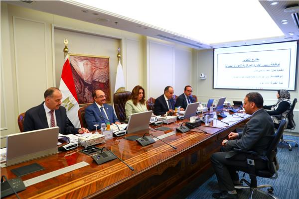 وزيرة التنمية المحلية والبيئة تترأس لجنة اختيار المتقدمين علي بعض الوظائف القيادية الشاغرة بالوزارة