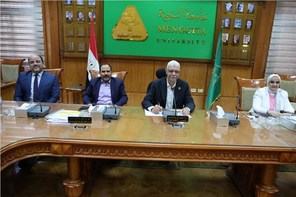 رئيس جامعة المنوفية يترأس اجتماع لجنة الابتكار 