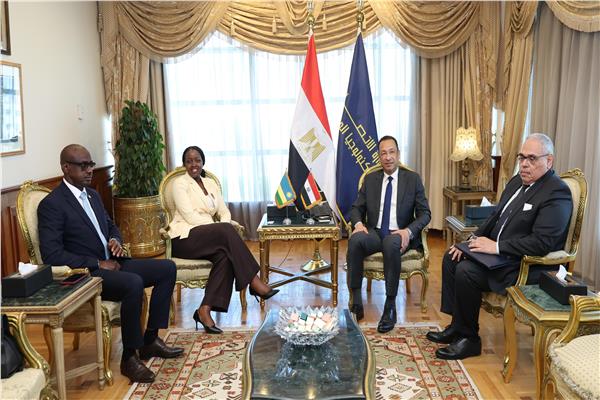 وزير الاتصالات يبحث مع نظيرته بجمهورية رواندا