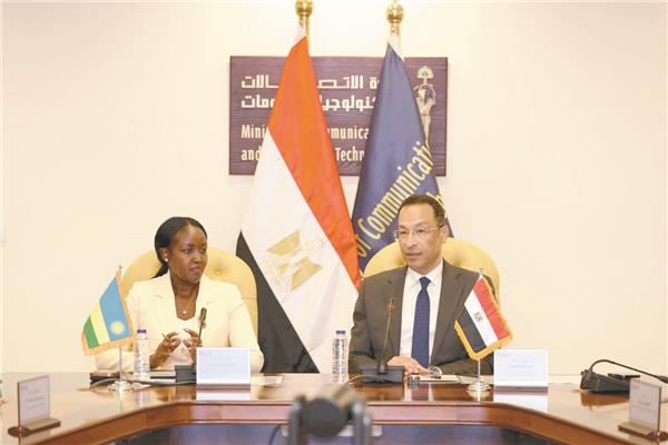 وزير الاتصالات خلال لقائه باولا إنجابيرى الوزيرة الرواندية