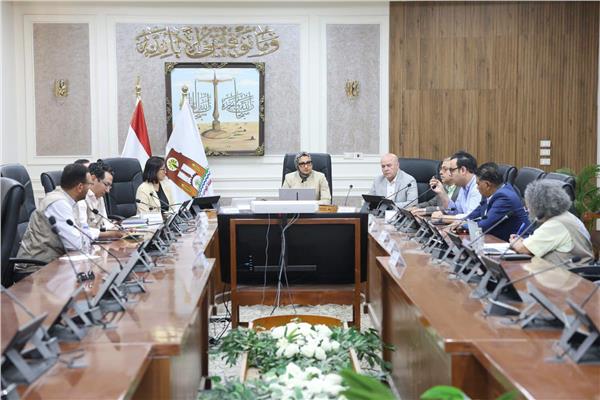 محافظ الوادي الجديد تبحث مع وفد (الفاو) تنفيذ مشروعات زراعية