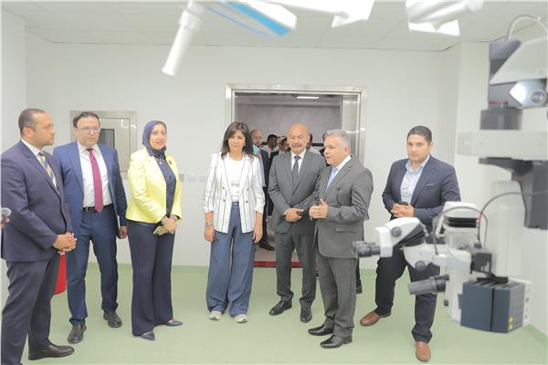 محافظ السويس والسفيرة نبيلة مكرم يتفقدان