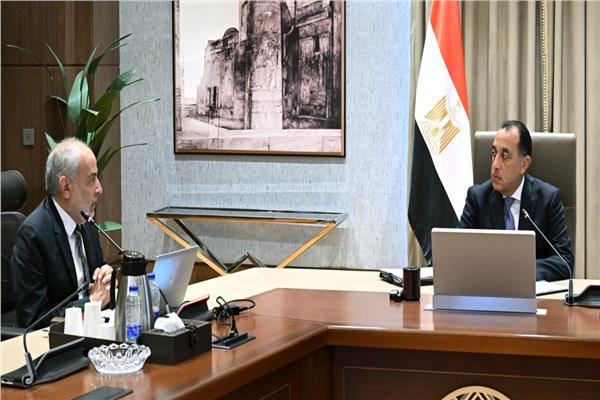 رئيس الوزراء خلال الاجتماع