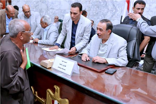 محافظ سوهاج يعقد اللقاء الجماهيري