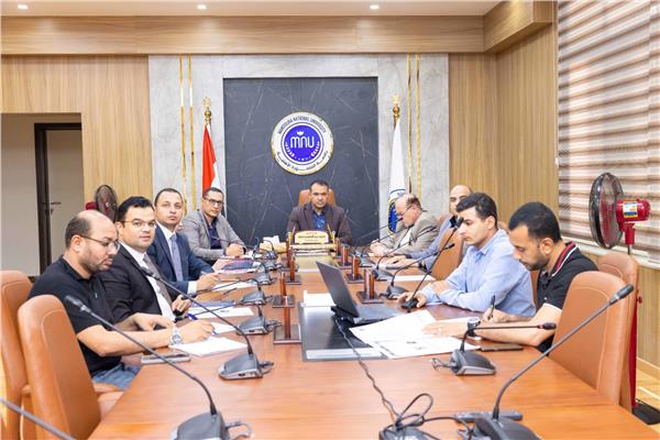 رئيس جامعة المنصورة الأهلية يترأس الاجتماع الأول