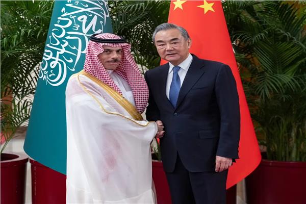 وزير الخارجية السعودي الأمير فيصل بن فرحان ونظيره الصيني وانج يي