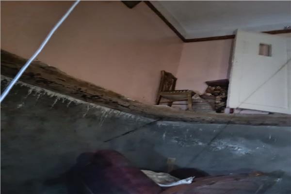 جزء من سقف المحل المنهار