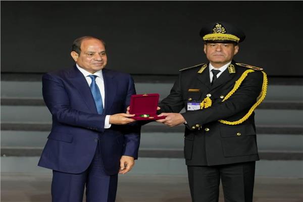 الرئيس السيسي يمنح اللواء الدكتور محمد الشربيني نوط الامتياز من الطبقة الأولى