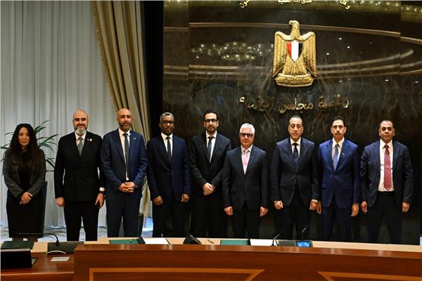 رئيس الوزراء يشهد توقيع 3 عقود لتقديم خدمات التخزين والتداول 