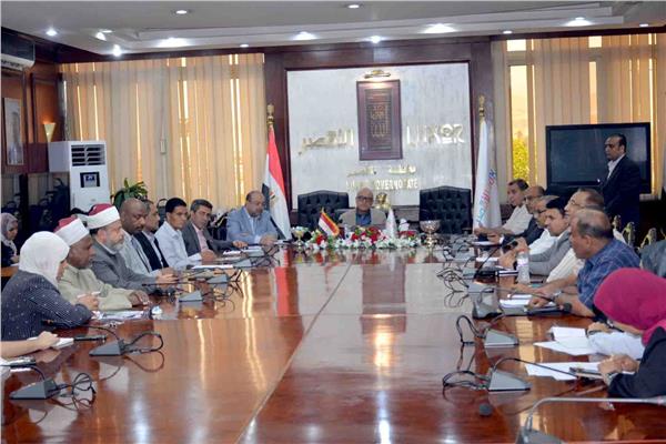 محافظ الأقصر يترأس اجتماع اللجنة العامة