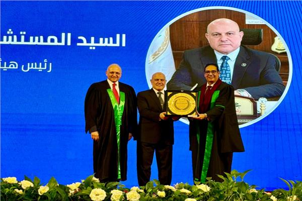 تكريم رئيس هيئة النيابة الإدارية 