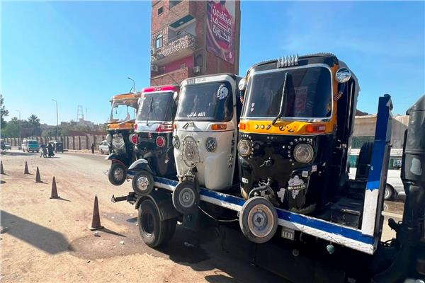 ضبط 11 مركبة غير مرخصة بأسوان