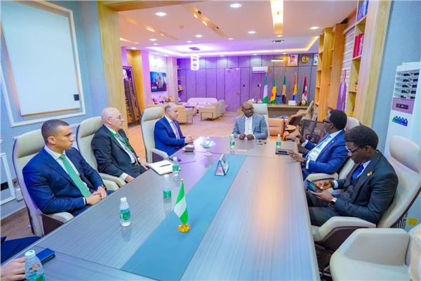  وزير الاستثمار خلال الاجتماع