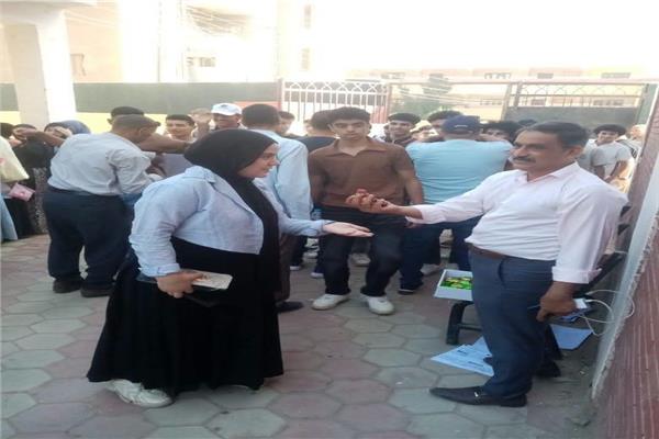  الحزن على وجوه طلاب الثانوية