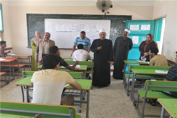 رئيس المنطقة الأزهرية يتابع امتحانات 