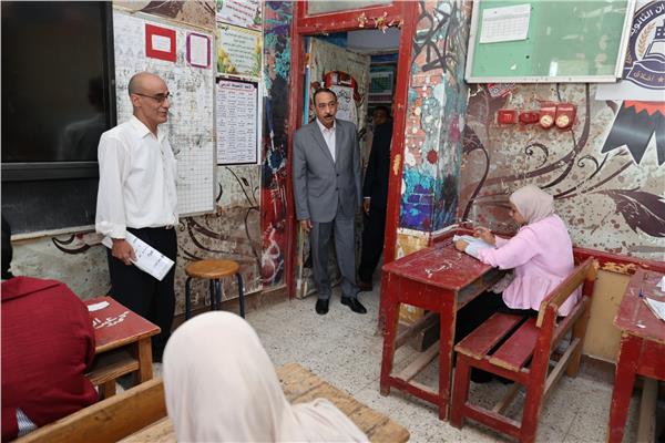 اللواء طارق راشد محافظ سوهاج خلال الجولة التفقدية
