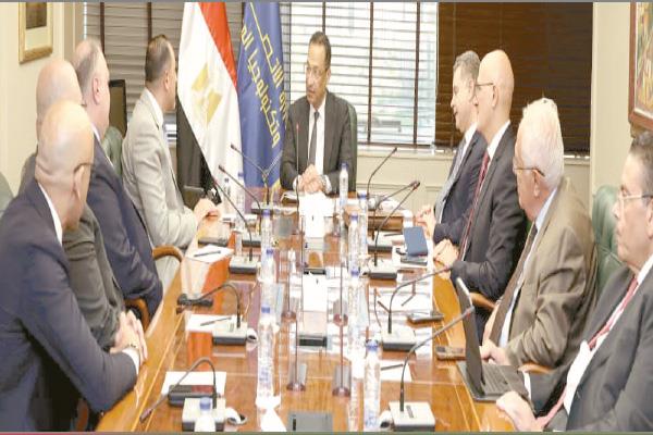 وزير الاتصالات خلال اجتماعه مع الوفد البريطانى