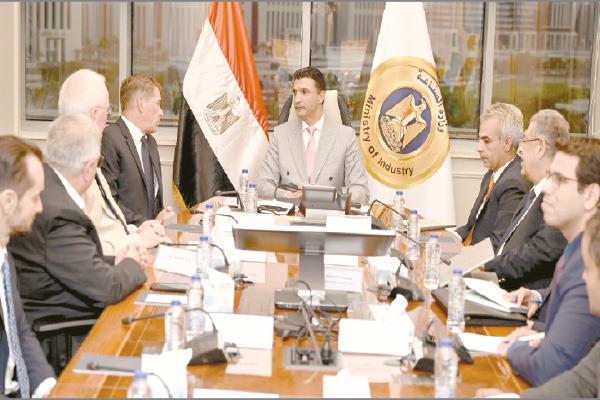 وزير الصناعة خلال اجتماعه مع وفد شركة مرسيدس-بنز