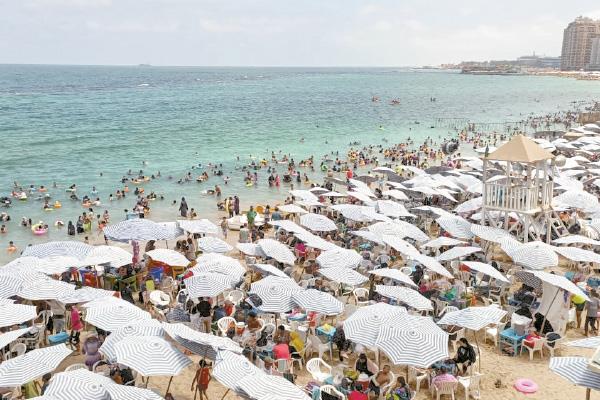 إقبال كبير من الأسر والزائرين للاستمتاع بالأجواء الصيفية والبحر