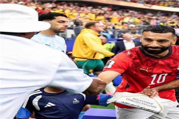 لقاء الممثل الأمريكي صامويل جاكسون بمحمد صلاح