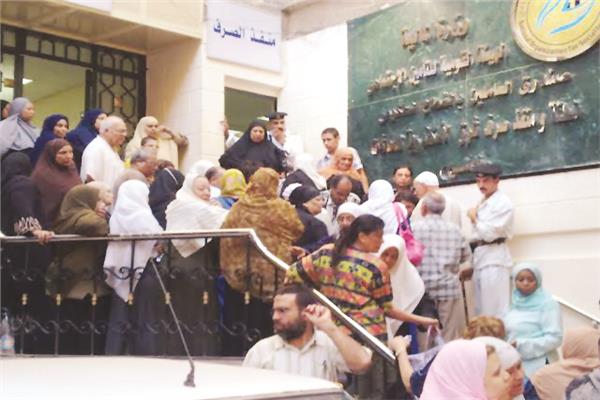 ● تجمع أصحاب المعاشات أمام مكاتب التأمينات